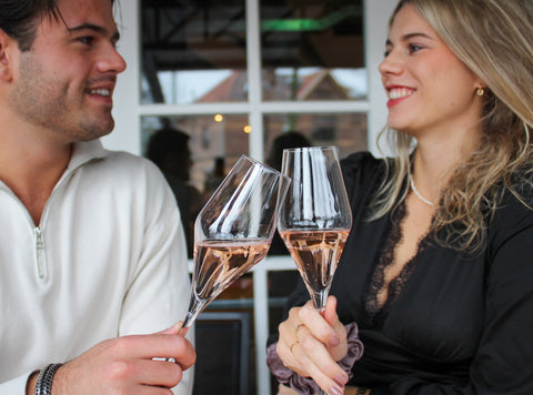 Hoe je een gezellige wijnavond organiseert: tips voor een onvergetelijke ervaring met vrienden